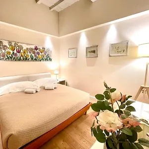 Cozy Santa Maria Novella Uffizi Duomo 2beds-2baths Apartment Florence